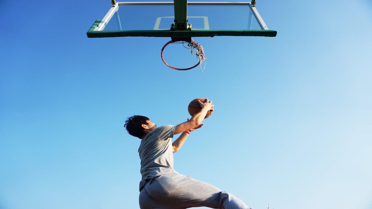 バスケットボールの「ハンドオフパス」とは？　メリットと具体的な動き方を解説